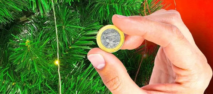 Яка маленька деталь на ялинці привабить у ваше життя гроші: цю традицію мало хто знає